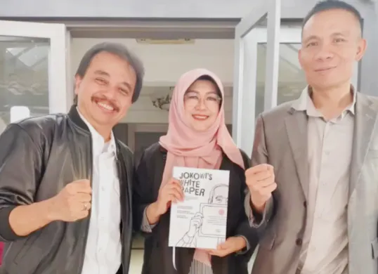 Potret penulis buku Jokowi's White Paper, Roy Suryo (kiri), Dokter Tifa (tengah), Rismon Sianipar (kanan) yang acara peluncurannya dibatalkan UC UGM karena dinilai bernuansa politis. (Sumber: Instagram/@dokter_tifa)