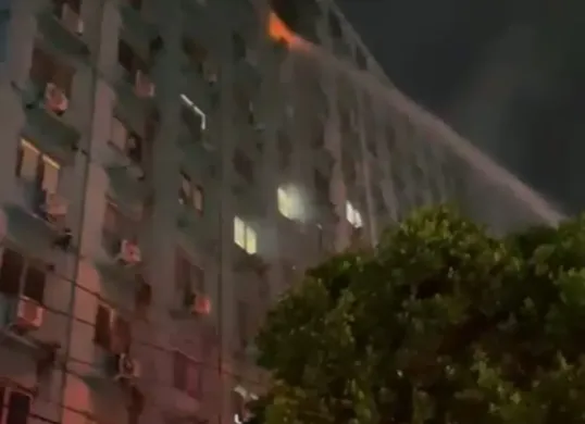 Apartemen City Park, Cengkareng, Jakarta Barat, terbakar pada Selasa, 19 Agustus 2025. (Sumber: Dok Warga)