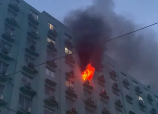 Apartemen City Park di Cengkareng, Jakarta Barat, terbakar pada Selasa, 19 Agustus 2025. (Sumber: Dok Warga)