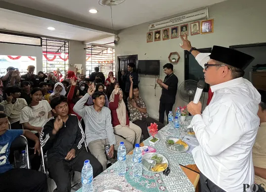 Ilustrasi, anggota Komisi C DPRD Jakarta, Lukmanul Hakim, saat memvokasi Zaki, bocah berusia 12 tahun di Cengkareng, Jakarta Barat, yang putus sekolah, Kamis, 14 Agustus 2025. (Sumber: POSKOTA | Foto: Pandi Ramedhan)