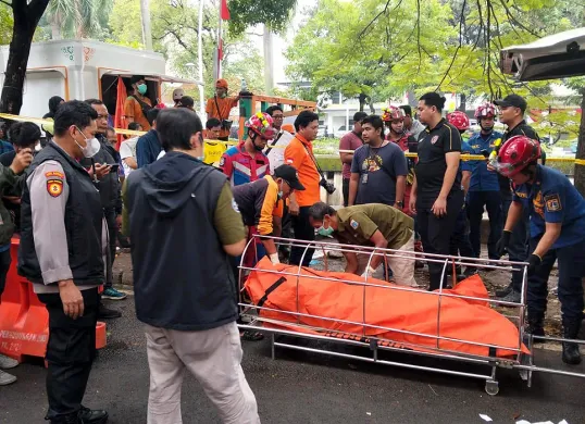Petugas mengevakuasi jasad pria tanpa identitas di Kali Cideng, Kecamatan Tanah Abang, Jakarta Pusat, Selasa siang, 19 Agustus 2025. (Sumber: Dok Polres Jakarta Pusat)