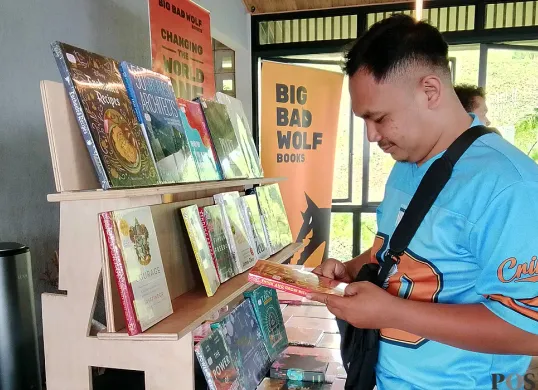 Salah seorang pengunjung melihat sejumlah buku dalam kegiatan literasi dan edukasi membaca di Kota Baru Parahyangan, Kabupaten Bandung Barat. (Sumber: POSKOTA | Foto: Gatot Poedji Utomo)