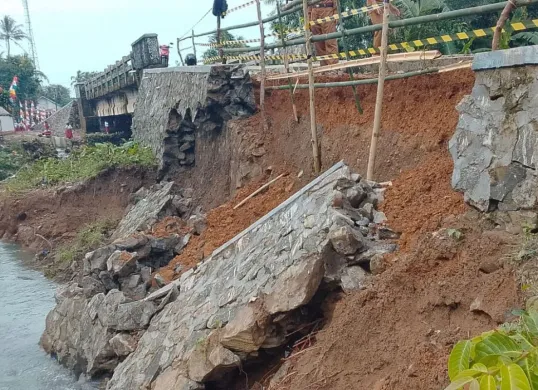 Kondisi bangunan TPT di ruas jalan Sumur-Tamanjaya, Kecamatan Sumur, Kabupaten Pandeglang, Senin, 18 Agustus 2025. (Sumber: Dok. Warga)