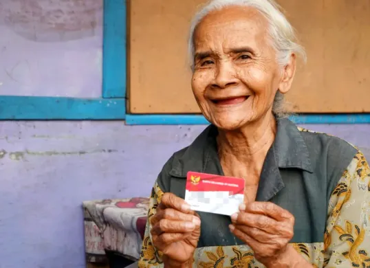 Potret peneriam bantuan sosial (bansos) dari pemerintah untuk kategori lansia. (Sumber: Kemensos)