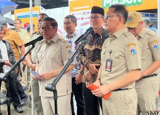 Gubernur Jakarta, Pramono Anung saat menyampaikan pernyataan kepada awak media di Plaza 1 Veledrome, Rawamangun, Jakarta Timur Selasa, 19 Agustus 2025. (Sumber: Poskota/Muhammad Tegar Jihad)