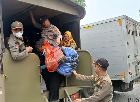 Satpol PP Kabupaten Tangerang saat melakukan razia penertiban PMKS. (Sumber: POSKOTA | Foto: Veronica Prasetio)