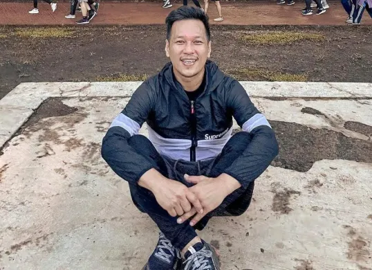 Musisi sekaligus komposer Ricky Five Minutes menarik perhatian publik dengan mengunggah percakapan WhatsApp bersama Ari Lasso. (Sumber: Instagram/@ricky_fiveminutes)
