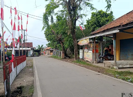 Suasana Desa Pasirtanjung, Kecamatan Cikarang Pusat, Kabupaten Bekasi, pada Selasa, 19 Agustus 2025, yang viral akibat maraknya isu teror ketuk pintu. (Sumber: POSKOTA | Foto: Nurpini Aulia Rapika)