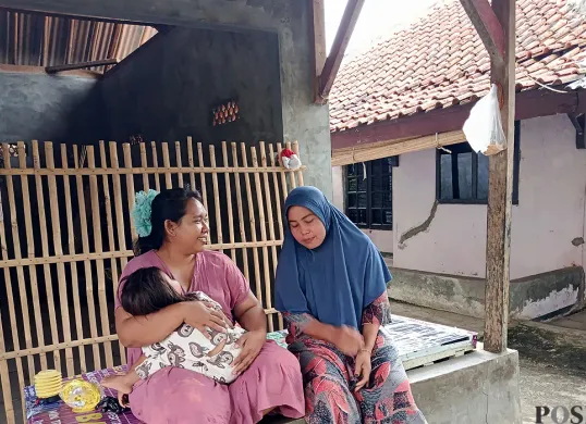 Aktivitas warga Kampung Papareyan Poncol, Desa Pasirtunjung, yang saat ini dibuat gelisah atas peristiwa teror ketok pintu pada dini hari. (Sumber: POSKOTA | Foto: Nurpini Aulia Rapika)