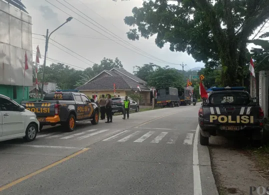 Polisi berjaga di TKP keributan antar suporter sepak bola tarkam di Desa Kalong Sawah, Kecamatan Jasinga, Kabupaten Bogor, Senin 18 Agustus 2025. (Sumber: Poskota/Giffar Rivana)