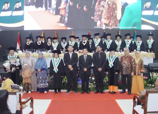 Bersama para Guru Besar UNAS dengan Guru Besar yang baru dikukuhkan didampingi para Keluarga masing-masing, di Gedung Auditorium UNAS, Senin, 18 Agustus 2025 (Sumber: Dok. UNAS)