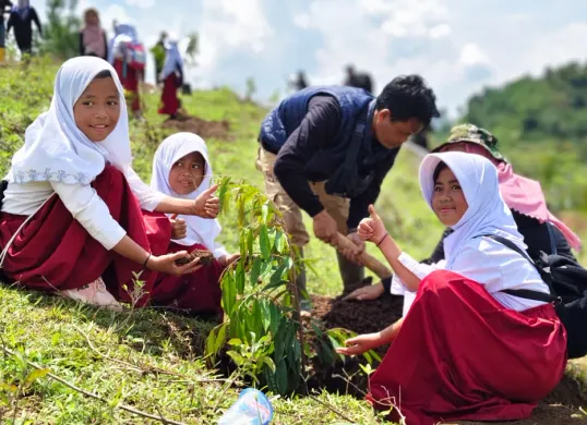 Telkom menargetkan penanaman 10.000 bibit pohon di sepanjang Sungai di wilayah Garut, Boyolali, dan Gowa (Sumber: Dok. Telkom)
