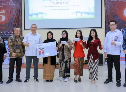 bank bjb memperkenalkan kebiasaan menabung dan mengelola keuangan sejak dini, siswa akan tumbuh menjadi generasi yang cerdas, mandiri, dan bijak dalam mengambil keputusan finansial di SMKN 3 Bandung. (Sumber: Dok. bank bjb)
