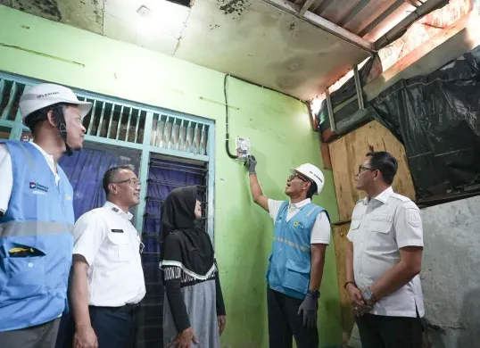GM PLN UID Jakarta Raya, Moch. Andy Adchaminoerdin menyalakan listrik baru hasil program Light Up The Dream di rumah salah satu warga Kelurahan Pedurenan, Kecamatan Karang Tengah. (Sumber: Dok. PLN UID Jakarta Raya)