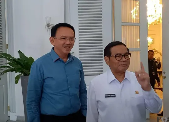 Gubernur DKI Jakarta periode 2014-2017, Basuki Tjahaja Purnama atau Ahok bertemu Gubernur Pramono Anung di Balai Kota Jakarta, Rabu, 20 Agustus 2025. (Sumber: POSKOTA | Foto: M Tegar Jihad)