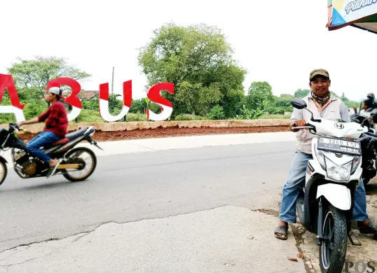 Dasman, setia menunggu penumpang di pangkalan ojek Kampung Gabus, Srimukti, Kabupaten Bekasi, Rabu, 20 Agustus 2025. (Sumber: POSKOTA | Foto: Nurpini Aulia Rapika)