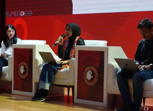 Analisis Politik Media LAB 45, Salma Nihru (tengah), dalam acara Seminar Nasional LAB 45 di Gedung Perpusnas RI, Jakarta, Rabu 20 Agustus 2025. (Sumber: POSKOTA | Foto: Pandi Ramedhan)