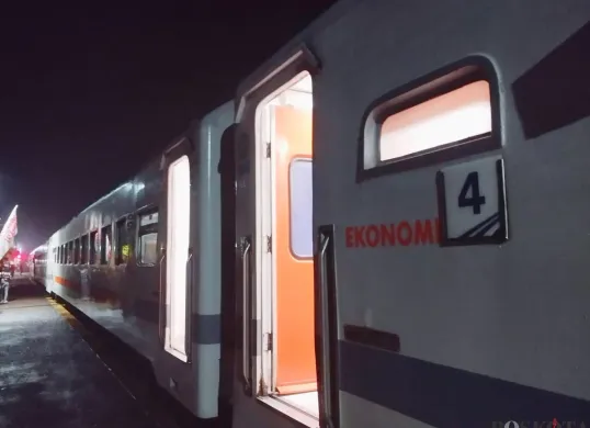 Kereta Api Cikuray rute Jakarta-Garut terhenti di Stasiun Sasaksaat, Kabupaten Bandung, Jawa Barat, Rabu, 20 Agustus 2025. Perjalanan tertahan, karena gempa bumi di Bekasi. (Sumber: Poskota/Dzikrillah Tauzirie)