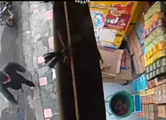 Tangkap layar aksi pencurian di sebuah warung kelontong, Jalan Cikaret, Kecamatan Cibinong, Kabupaten Bogor.