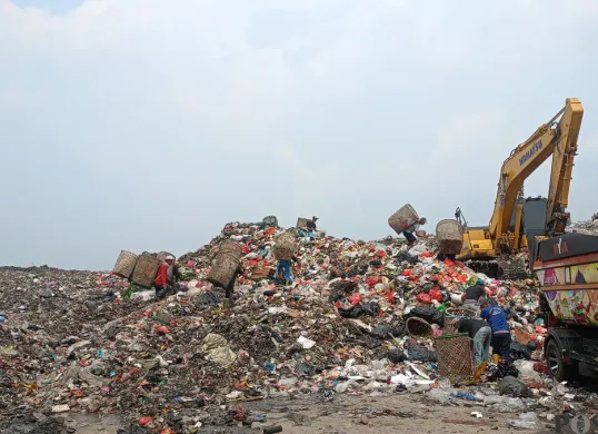 Sejumlah pekerja memilah sampah di kawasan TPAS Galuga, Kabupaten Bogor. Pemkab Bogor berencana menghapus sistem open dumping di lokasi tersebut dan menutup lahan dengan bronjong serta terasering. (Sumber: Poskota/Giffar Rivana)