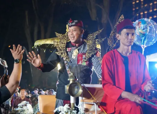 Walikota Bekasi Tri Adhianto mengenakan pakaian Kerajaan Sri Maharaja Tarusbawa di HUT Jabar ke-80 di Bandung. (Sumber: Dok. Pemkot Bekasi)