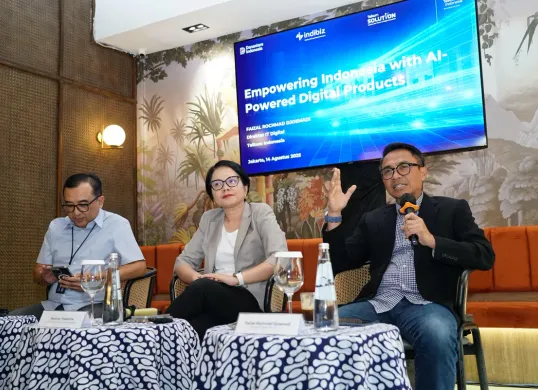 VP Corporate Communication Telkom Andri Herawan Sasoko, Direktur Enterprise & Business Service Telkom Veranita Yosephine, dan Direktur IT Digital Telkom Faizal Rochmad Djoemadi saat acara Business Update bersama para awak media. (Sumber: Dok. Telkom)