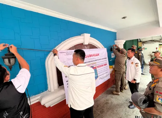Petugas saat melakukan penyegelan permanen Bar Starmoon di Tamansari, Jakarta Barat, Kamis, 21 Agustus 2025. (Sumber: POSKOTA | Foto: Pandi Ramedhan)