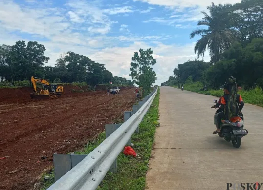 Pemkab Bogor lanjutkan pembangunan jalan dua arah Bojonggede-Kemang (Bomang), yang dimulai sejak Rabu, 20 Agustus 2025. (Sumber: Poskota/Giffar Rivana)