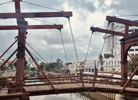 Jembatan Kota Intan di Kawasan Kota Tua Jakarta, ikon bersejarah peninggalan VOC yang kini berusia hampir 400 tahun (Sumber: Instagram/@sondangsusan)