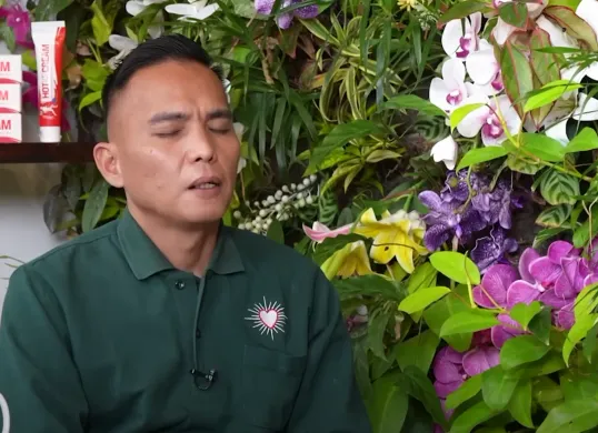 Hard Gumay kembali mencuri perhatian publik dengan ramalannya soal artis terkenal inisial P yang diramalkan akan menghadapi perceraian. (Sumber: YouTube/Curhat Bang Denny Sumargo)