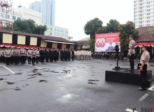 Wakapolres Metro Depok, AKBP Akmal memimpin upacara Hari Juang Polri di Lapangan Mapolrestro Depok, Kamis, 21 Agustus 2025. (Sumber: Poskota/Angga Pahlevi)