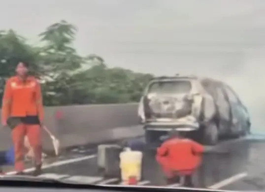 Sebuah mobil hangus terbakar di ruas Tol Pelabuhan, tepatnya di Exit Tol Papanggo JIS, Jakarta Utara, Kamis, 21 Agustus 2025 pagi. (Sumber: Tangkapan Layar Jakut.info)