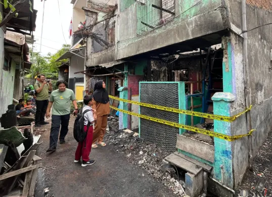Kondisi rumah tinggal yang terbakar dan menyababkan satu remaja tewas di Semanan, Kalideres, Jakarta Barat, Kamis, 21 Agustus 2025. (Sumber: Poskota/Pandi Ramedhan)