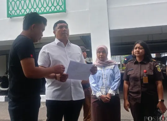 Kejari Kabupaten Bogor memberikan penjelasan tidak mengembalikan barang bukti berupa uang milik korban, Kamis, 21 Agustus 2025. (Sumber: Poskota/Giffar Rivana)