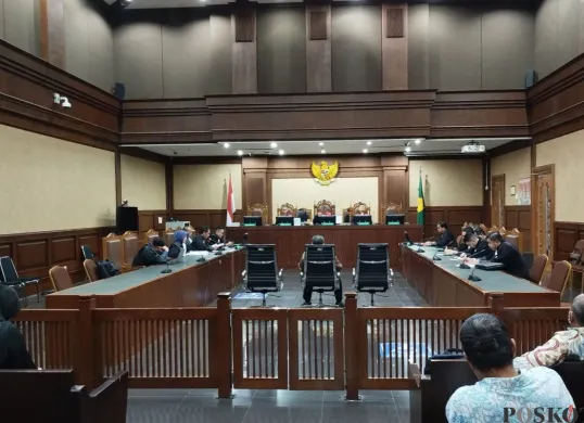 Sidang tiga terdakwa hakim yang terlibat suap kasus ekspor Crude Palm Oil (CPO) atau minyak goreng di Pengadilan Tindak Pidana Korupsi (Tipikor) Jakarta Pusat, Kamis, 21 Agustus 2025. (Sumber: Poskota/Ramot Sormin)