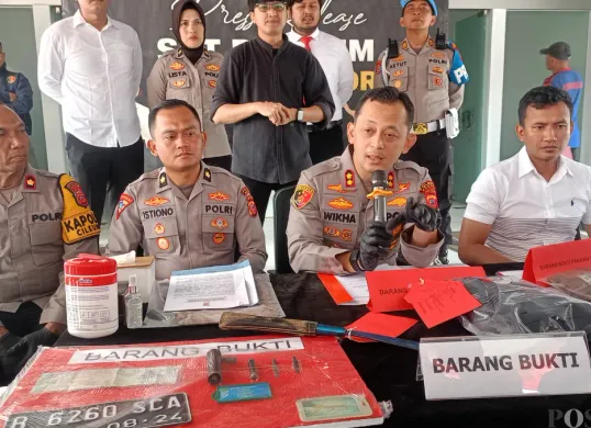 Kapolres Bogor AKBP Wikha Ardilestanto, memberikan keterangan terkait kasus tewasnya suporter sepak bola tarkam, di Jasinga, Bogor, Kamis 21 Agustus 2025. (Sumber: Poskota/Giffar Rivana)