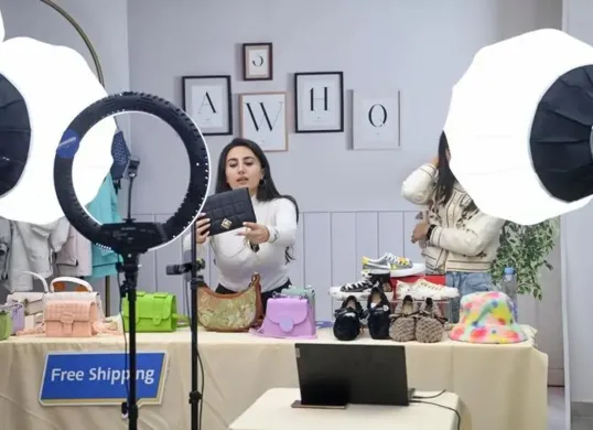 Loker host live streaming (Sumber: Pinterest)