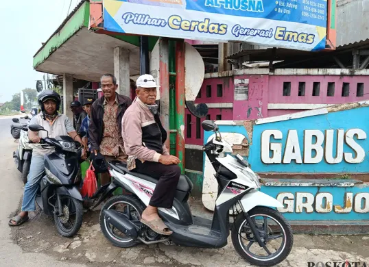 Sejumlah tukang ojek pengkolan di sekitar Jalan Kali Gabus, Tambun Utara, Kabupaten Bekasi, mengaku sepi penumpang sejak adanya proyek pelebaran jalan. (Sumber: POSKOTA | Foto: Nurpini Aulia Rapika)