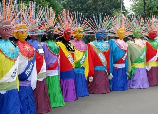 Mengenal 3 Budaya Betawi Ikonik di Jakarta: Dari Batik Tradisional hingga Sosok ‘Robin Hood Indonesia’ (Sumber: Pinterest)
