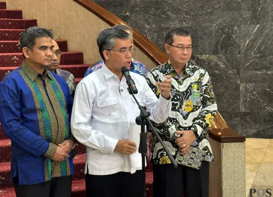 Menteri Ketenagakerjaan, Yassierli saat menyampaikan keterangan kepada wartawan di Gedung Kemenaker, Jakarta Selatan, Kamis, 21 Agustus 2025. (Sumber: POSKOTA | Foto: Ali Mansur)