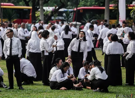 Sejumlah Pegawai Pemerintah dengan Perjanjian Kerja (PPPK) mengikuti Pelantikan dan Pengambilan Sumpah PPPK di Balai Kota DKI Jakarta, Kamis, 21 Agustus 2025. (Sumber: Poskota/Bilal Nugraha Ginanjar)