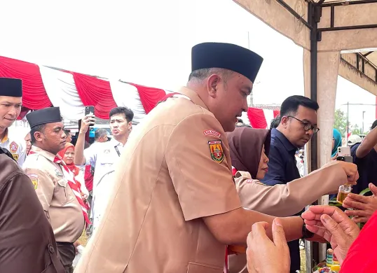 Bupati Bogor, Rudy Susmanto, meninjau pelayanan publik dalam rangkaian acara Hari Kemerdekaan ke-80 RI di Kecamatan Sukaraja pada Kamis, 21 Agustus 2025. (Sumber: Dok Pemkab Bogor)