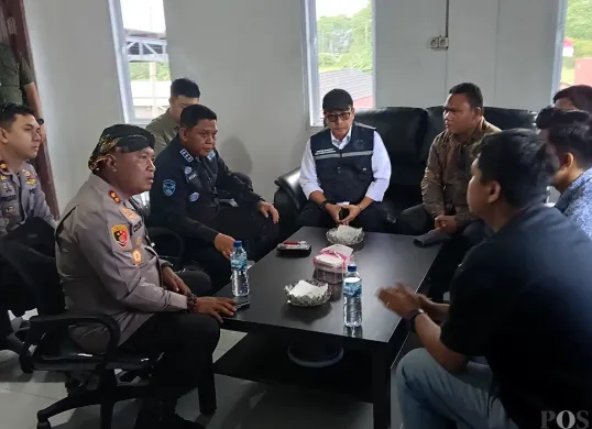 Deputy Gakkum KLHK Irjen Rizal Irawan bersama Kapolres Serang AKBP Condro Sasongko saat meminta keterangan manajemen PT GRS. (Sumber: POSKOTA | Foto: Rahmat Haryono)