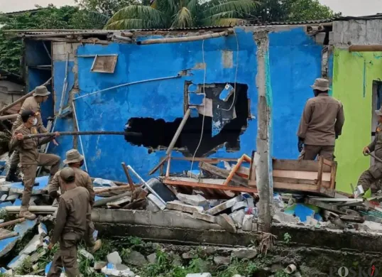Petugas membongkar bangunan liar diduga sarang prostitusi di wilayah Kecamatan Pasar Kemis, Kabupaten Tangerang, Kamis, 21 Agustus 2025. (Sumber: Poskota/Veronica Prasetio)