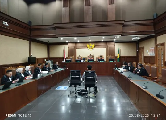 Terdakwa Muhammad Arif Nuryanta, mantan Wakil Ketua PN Jakarta Pusat, menjalani sidang perdana kasus dugaan suap vonis lepas perkara minyak goreng di Pengadilan Tipikor Jakarta Pusat. (Sumber: Poskota/Ramot Sormin)