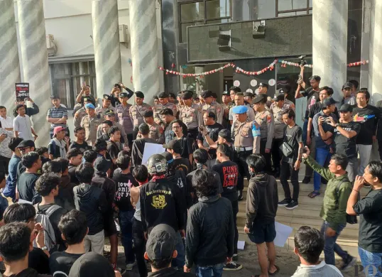 Massa yang jumlahnya sekitar ratusan dari Komunitas Pandeglang Gelap melakukan aksi demo di depan Kantor Bupati Pandeglang. (Sumber: POSKOTA | Foto: Samsul Fatoni)