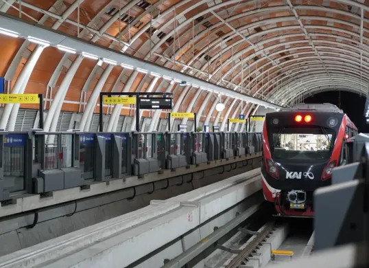 Suasana LRT Jabodebek sedang melintas di stasiun. (Sumber: Dok. LRT Jabodebek)