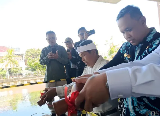 Wali Kota Bekasi, Tri Adhianto bersama Gubernur Jawa Barat, Dedi Mulyadi menuangkan air kendi sebagai simbol peletakan batu pertama pembangunan wisata air di Kalimalang, Kamis, 21 Agustus 2025. (Sumber: POSKOTA | Foto: Nurpini Aulia Rapika)