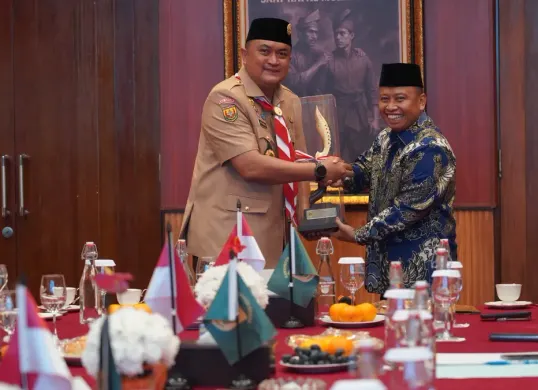 Bupati Bogor dan Wali Kota Depok menandatangani prasasti peresmian Pasar Rakyat Citayam, bentuk kolaborasi Pemkab dan Pemkot. (Sumber: Pemkab Bogor)