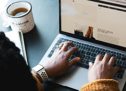 2 Pekerjaan Freelance Modal Hp dengan Gaji Jutaan dari Vina Muliana (Sumber: Unsplash/Daniel Thomas)